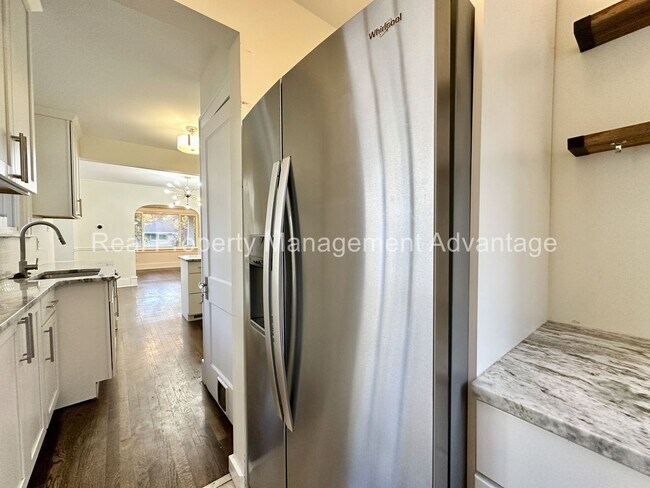 Building Photo - 310 W Hazelhurst St