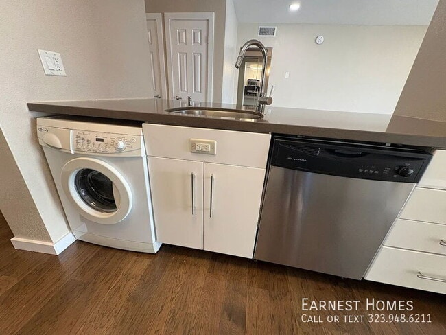 Building Photo - 141 S Clark Dr