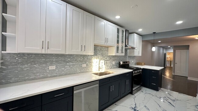 Building Photo - 5224 N Bernard St