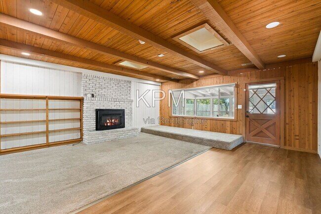 Building Photo - 2155 Portola Ave