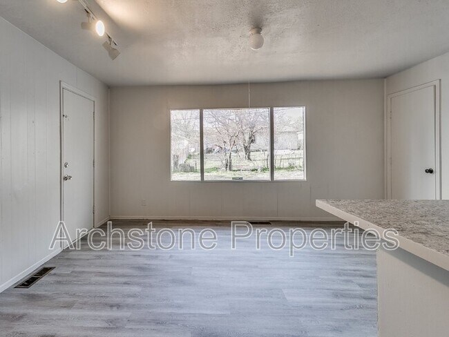 Building Photo - 937 N Locust Ln