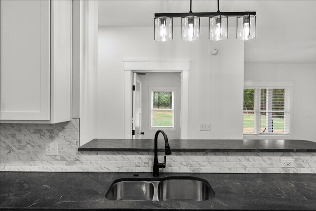 Building Photo - 246 Magnolia Dr