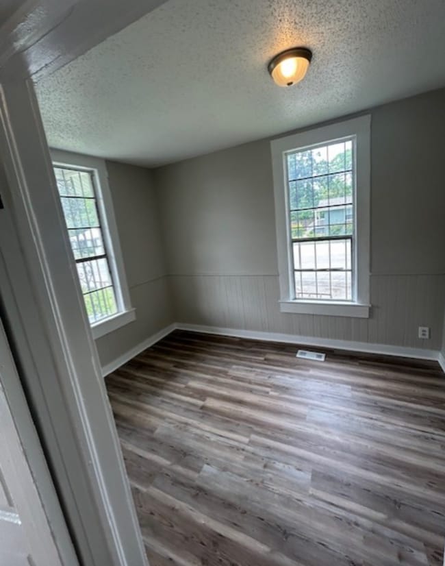 Building Photo - PRICE REDUCED LIMITED TIME! RECENTLY UPDAT...