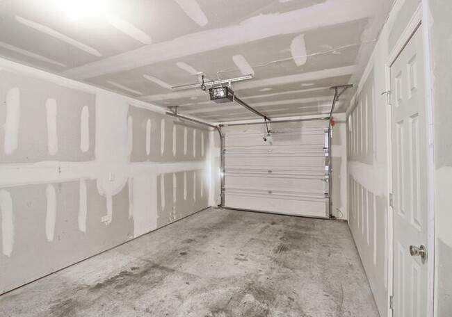 Building Photo - Charming 3 Bed, 2 Bath Townhome in Orchard...