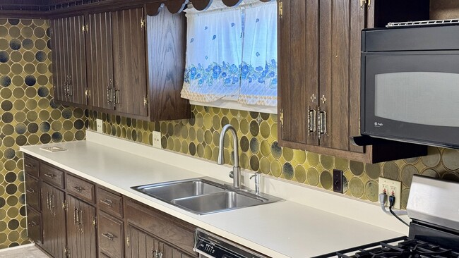 Building Photo - 304 E Hawthorne Dr