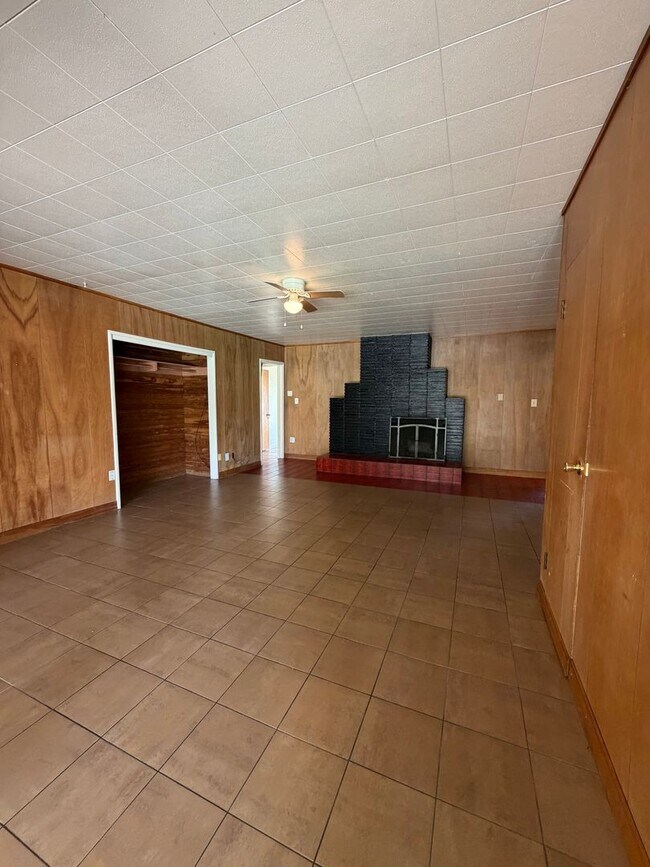 Building Photo - Large 3/3 Single-Family Home With Giant Yard