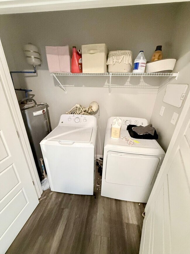 Building Photo - 4 BR/ 3.5 BA Home Located on MLK