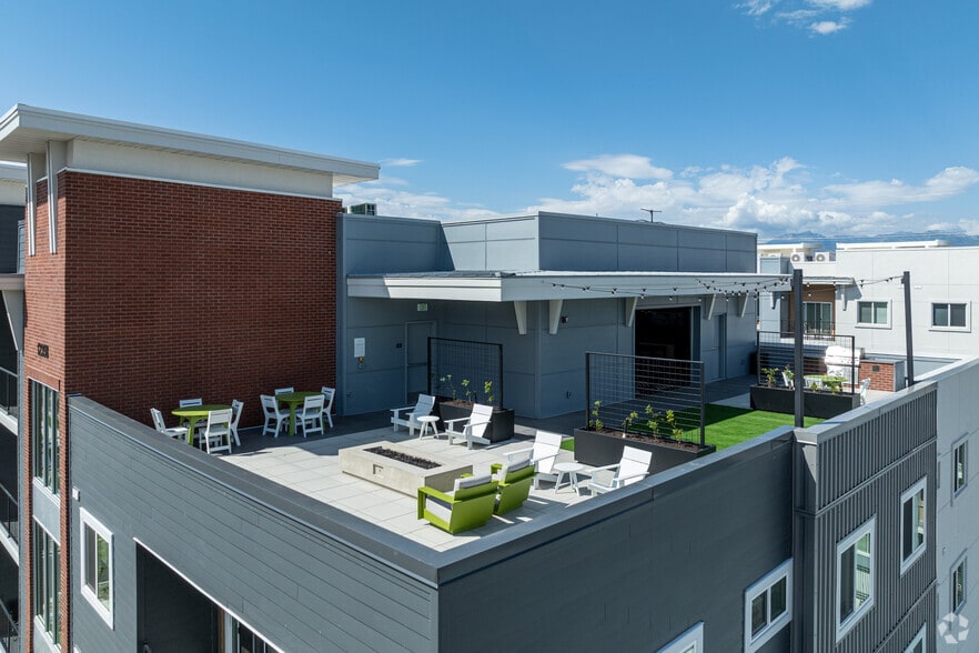 Rooftop Lounge - Skyline Peaks