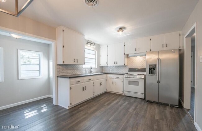 Building Photo - 3 br, 1 bath House - 1302 N W S Young Dr