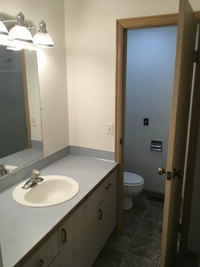Building Photo - 2bdr 2bath duplex Mid Tacoma w/ one car garage
