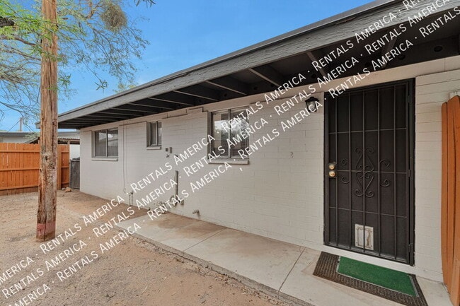 Building Photo - 3042 N Sparkman Blvd