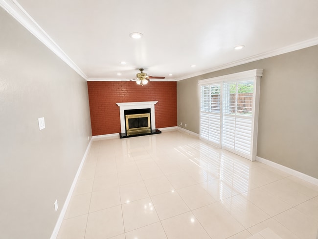 Building Photo - Welcome to this stunning 3 bedroom, 2 bathroom home located in Fremont