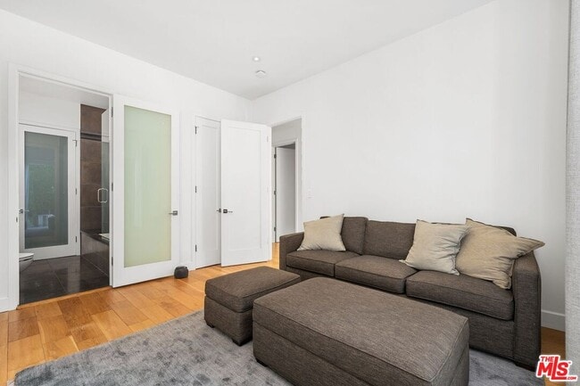 Building Photo - 429 N Lucerne Blvd