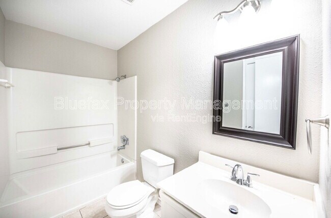 Building Photo - 225 Samantha Dr
