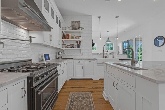Building Photo - 10420 Pagoda Way