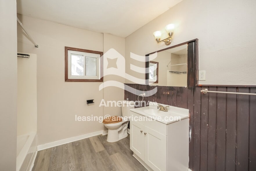 Building Photo - 1027 Delia Ave