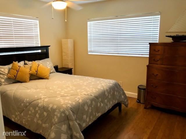 Building Photo - 2 br, 2 bath Townhome - 409 SE 18th St Apt 5