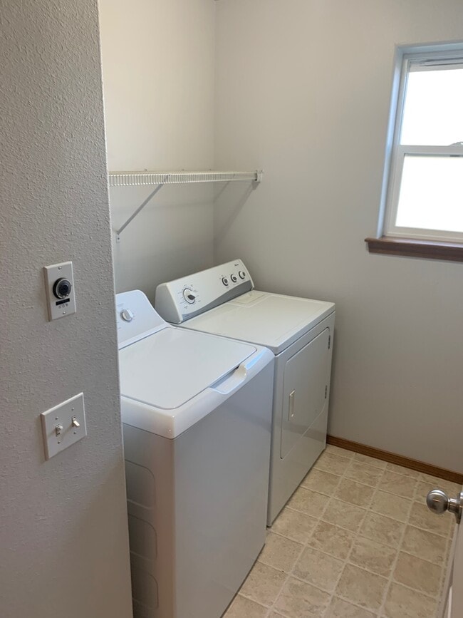 Building Photo - Spacious 4 Bed 2 Bath Home in Ellensburg