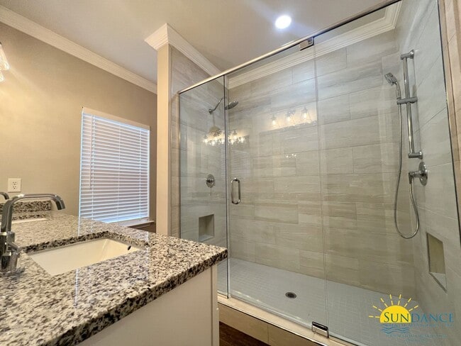 Building Photo - Custom Fort Walton Beach Townhouse in Gated Community!