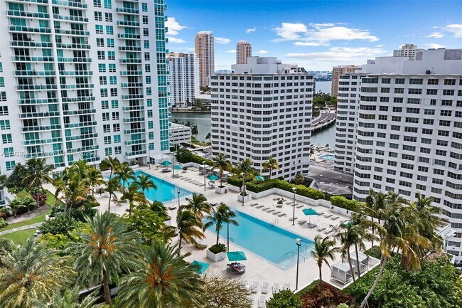 Building Photo - 950 Brickell Bay Dr