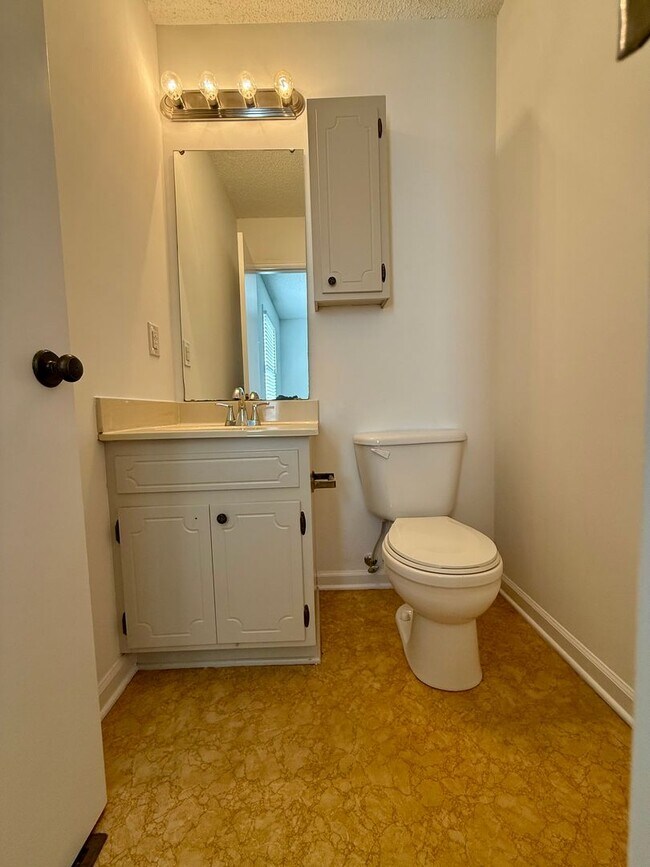 Building Photo - Two Bedroom Duplex with Garage and Storage / North Asheville