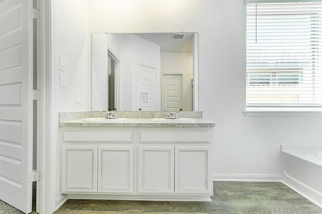 Building Photo - 14717 Pinion Ct