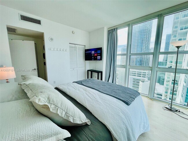 Building Photo - 950 Brickell Bay Dr