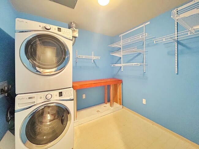 Building Photo - Beautiful 2BD/2BA W/ A/C, Reserved Parking, and Private Balcony in Bankers Hill!