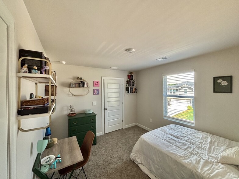 Building Photo - 702 Whitebark Dr