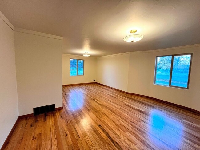 Building Photo - Spacious, Updated Home in the Heart of Driggs