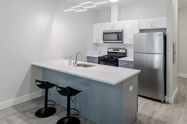 Building Photo - 130 Ellis Ave