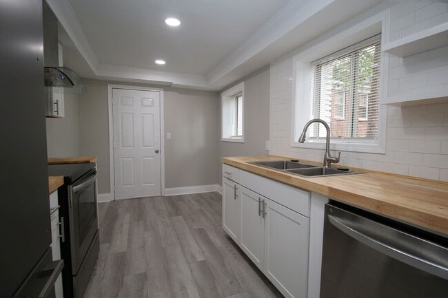 Building Photo - Spacious Student Home in Melrose Heights –...