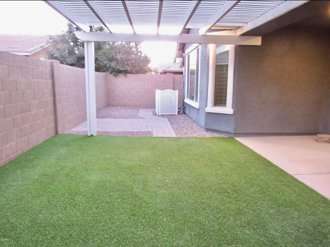 Building Photo - Beautiful 4 Bedroom Single Level Home Loca...