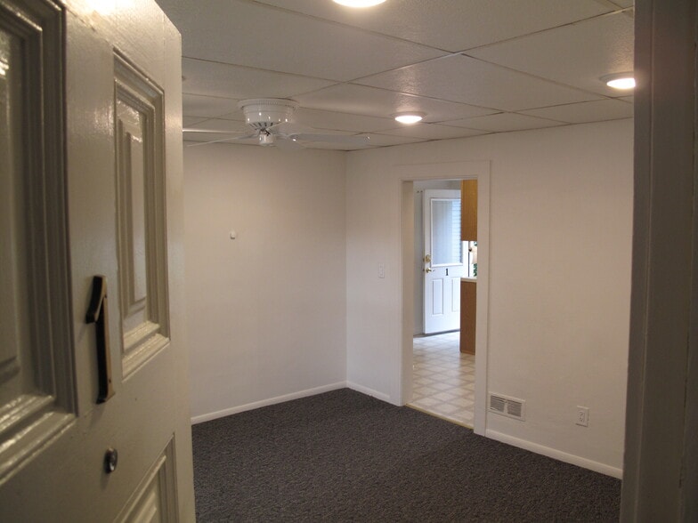 Foyer to living room - 537 2nd Ave NW