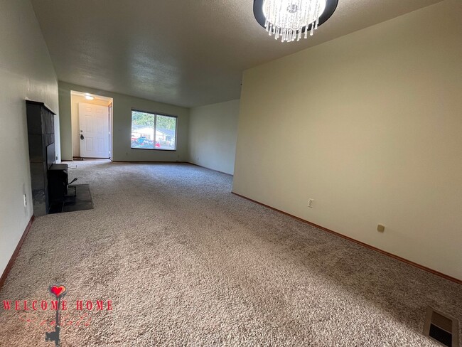 Building Photo - Beautiful Remodeled Rambler!!!  Come enjoy...