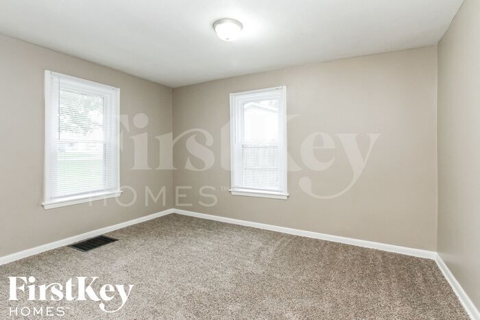 Building Photo - 5452 W Southport Rd