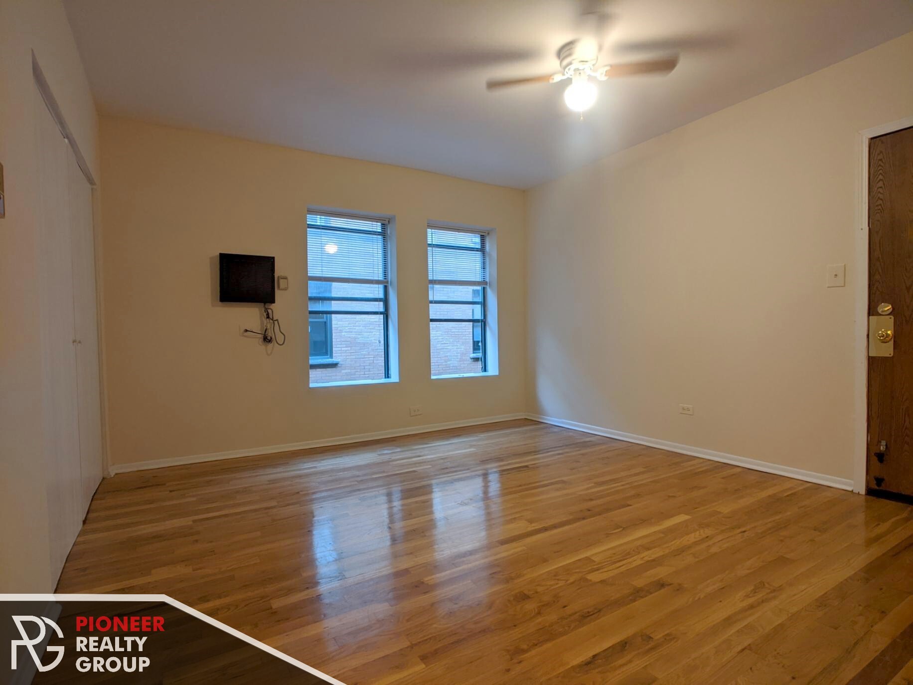 Building Photo - 813 W Cornelia Ave