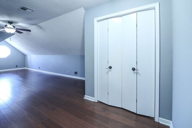Building Photo - 4 bedroom, 2 1/2 bath, 2 car garage located in the quiet Summit View subdivision.