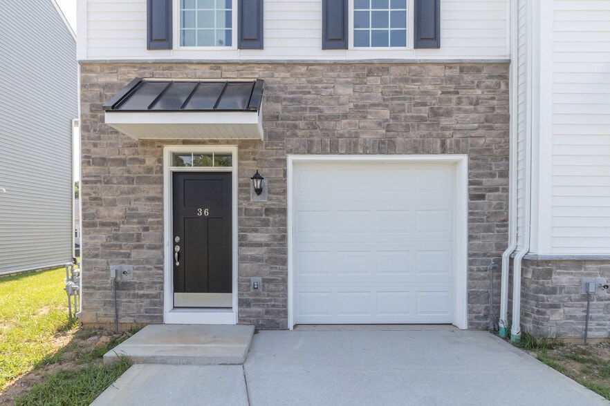 Building Photo - Stonebridge Townhomes
