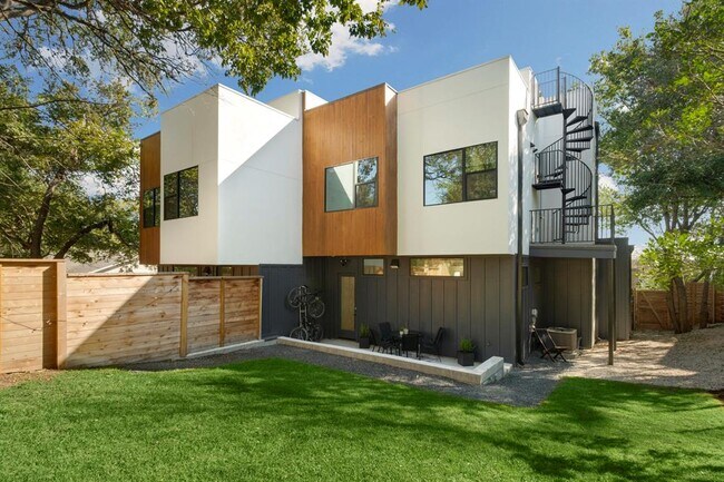 Building Photo - 2802 Oak Crest Ave