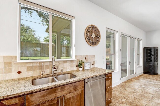 Building Photo - 1006 Lipan Trail