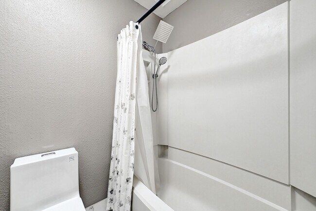 Building Photo - 2100 Commonwealth St