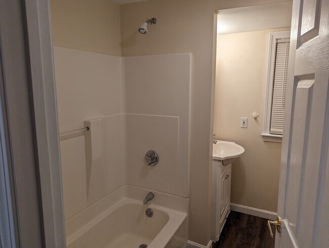 Building Photo - 41 May St