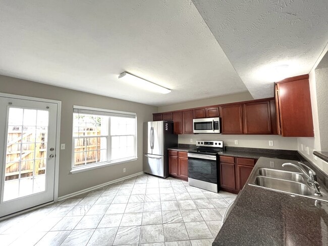 Building Photo - INDIAN PARK END UNIT TOWNHOME!