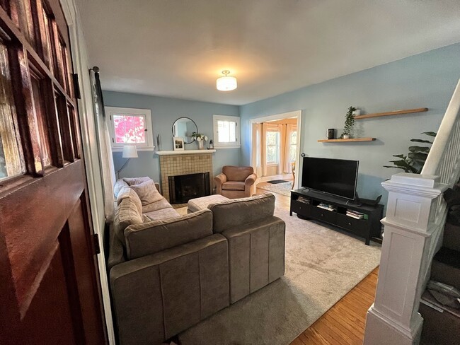 entry view to living room - 2406 Salutaris Ave