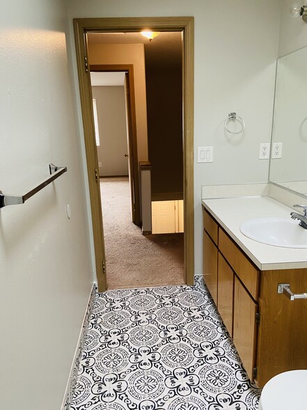Bathroom upstairs with skylight - 756 NE 92nd Ave