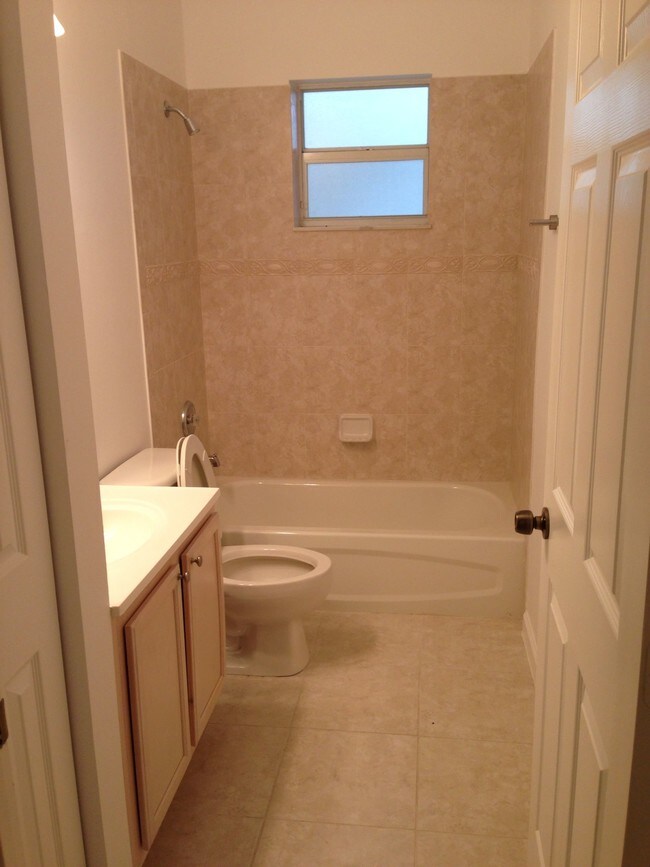 Building Photo - 1731 Lavue Ave