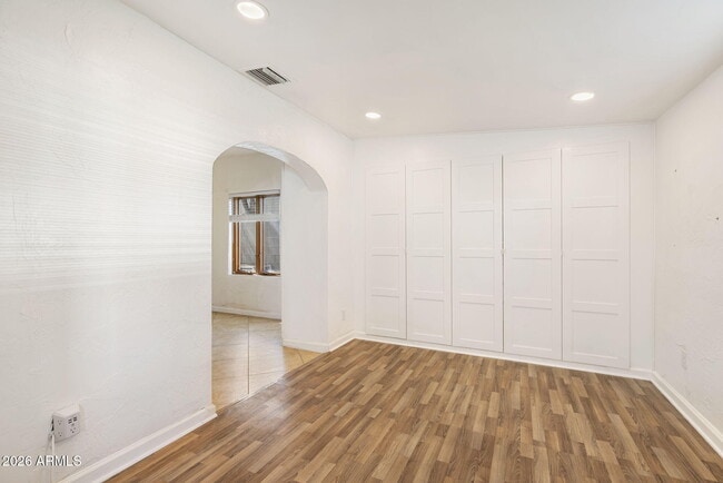 Building Photo - 930 E Whitton Ave