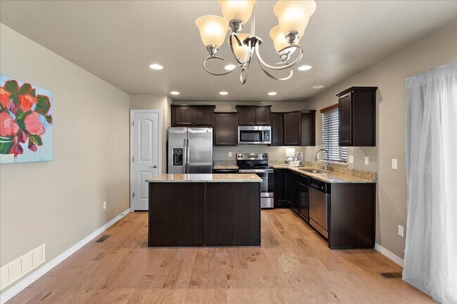 Building Photo - Beautiful 4 Bed 3 Bath in Lorson Ranch!!!