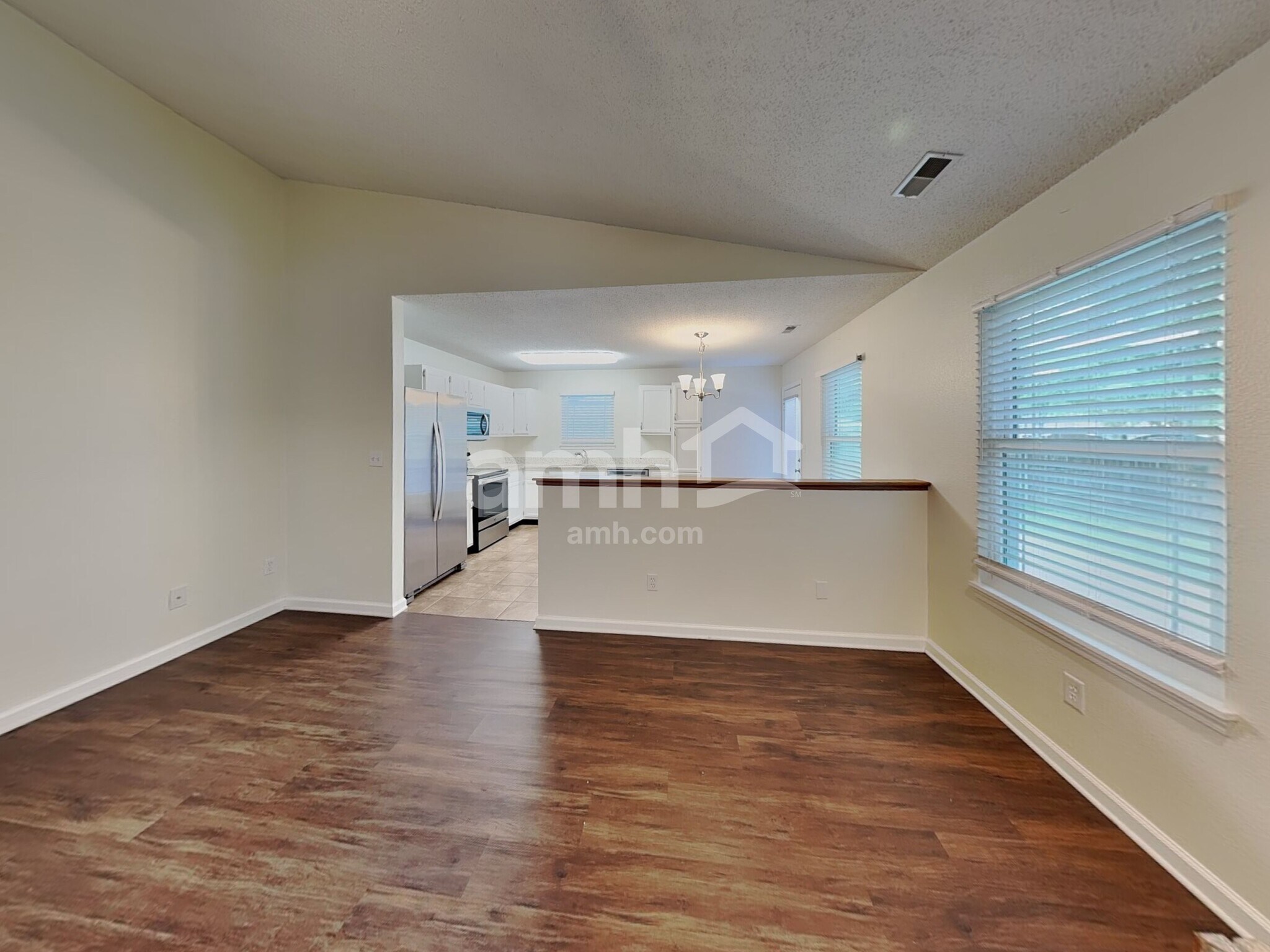 Building Photo - 528 Woodfield Cir